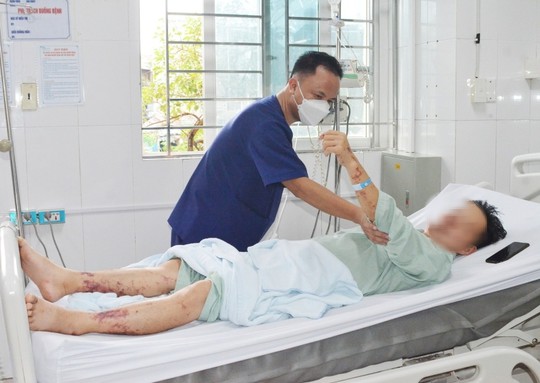 Nam bệnh nhân nhập viện trong tình trạng nhiễm trùng nặng, suy đa tạng. Ảnh: Bệnh viện cung cấp