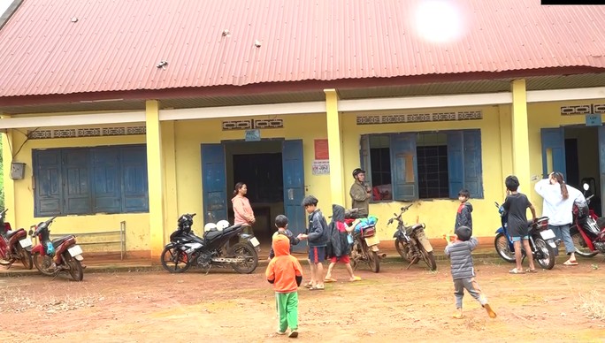 Hàng trăm người dân đã được di dời đến trường học