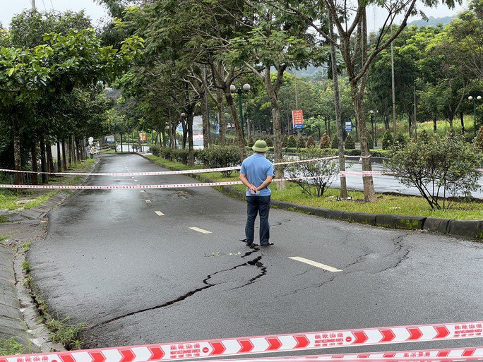 Một đoạn đường Hồ Chí Minh bị sụp lún