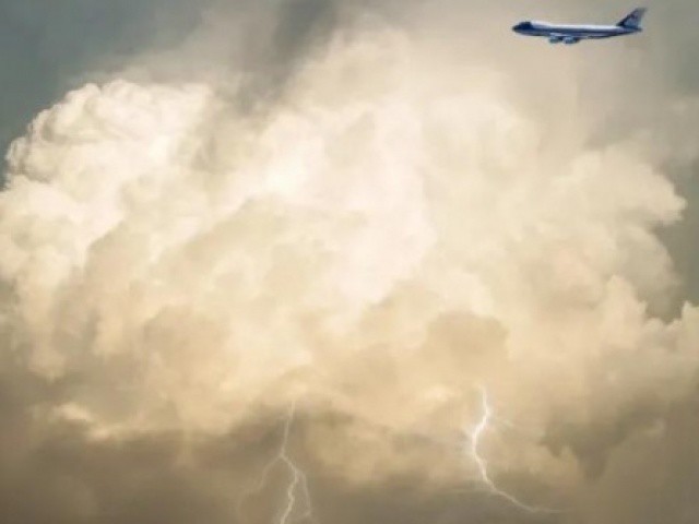 Mưa gió khi đi du lịch bằng máy bay có sợ sấm sét đánh trúng?
