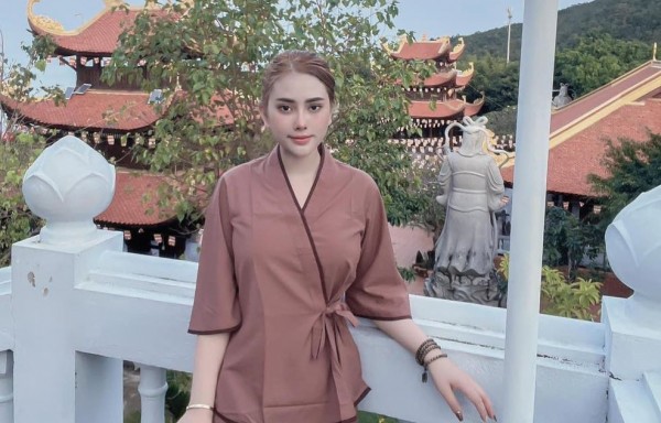 Trên mạng xã hội, hotgirl Như Quỳnh thường thể hiện lối sống giản dị hướng thiện, không quên đi lễ chùa.