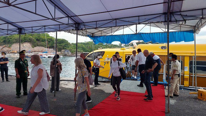 Du khách trên du thuyền Spectrum of the Seas đến Nha Trang tham quan