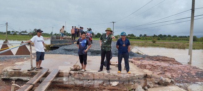 Lãnh đạo xã Ea Rốk kiểm tra hiện trường, chỉ đạo làm cầu tạm cho người dân đi