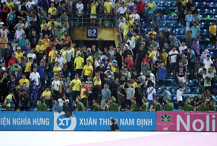 Cổ động viên Nam Định phản ứng dữ dội về quyết định nhân sự của đội bóng thành Nam ở trận thua Công an Hà Nội.