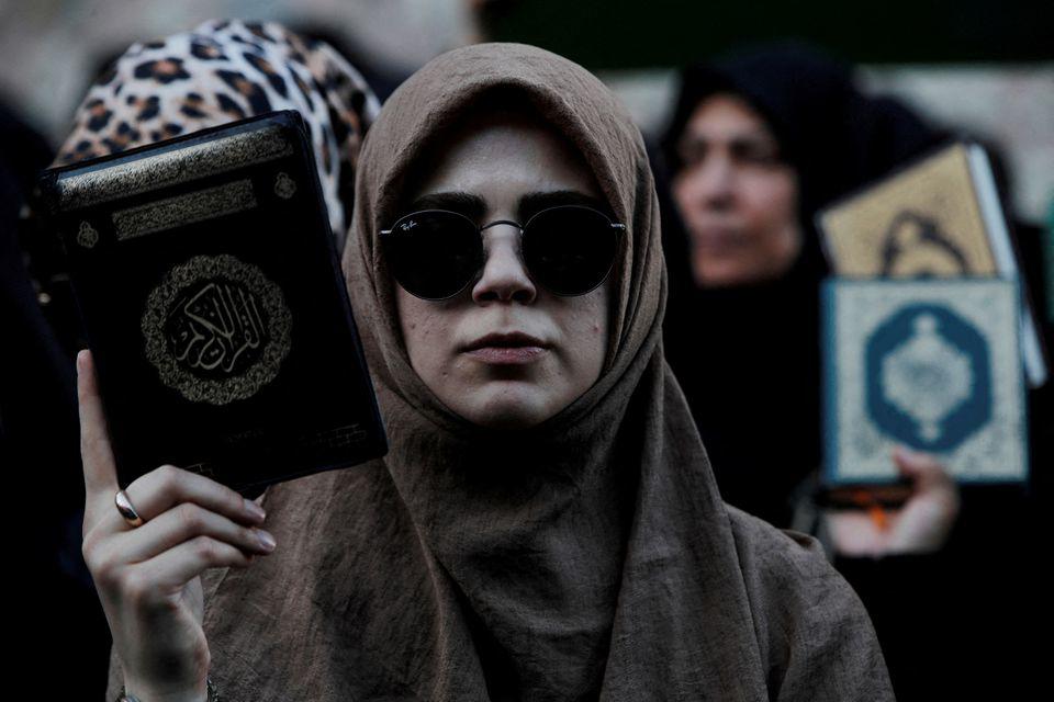 Người biểu tình cầm bản sao của kinh Koran khi đi biểu tình ở ngoài Tổng lãnh sự quán Thụy Điển ở Istanbul, Thổ Nhĩ Kỳ, ngày 30/7. Ảnh: Reuters
