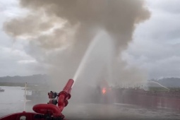 Tin tức trong ngày - Cháy tàu du lịch, 6 thuyền viên nhảy xuống biển