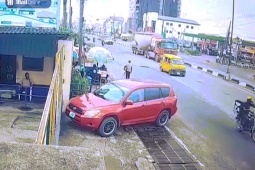 Thế giới - Nigeria: Máy bay lao xuống, mài trên đường, bốc cháy dữ dội