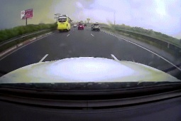 Ô tô - Clip: Ô tô nổ lốp trên cao tốc sau khi va chạm với khúc gỗ