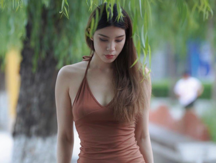 Trang phục quá rộng có thể bị xô lệch khi di chuyển, vận động mạnh.
