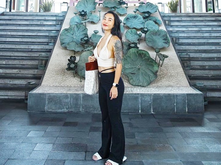 Bạn hãy chọn những thiết kế khoét nách vừa đủ, ôm cơ thể.
