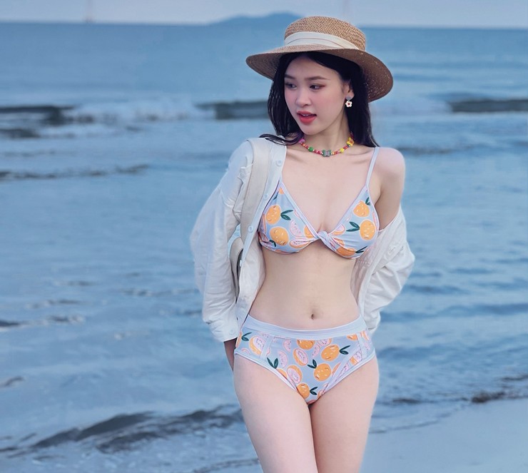 Thảo Vi khoe dáng trong loạt ảnh diện bikini gần đây.