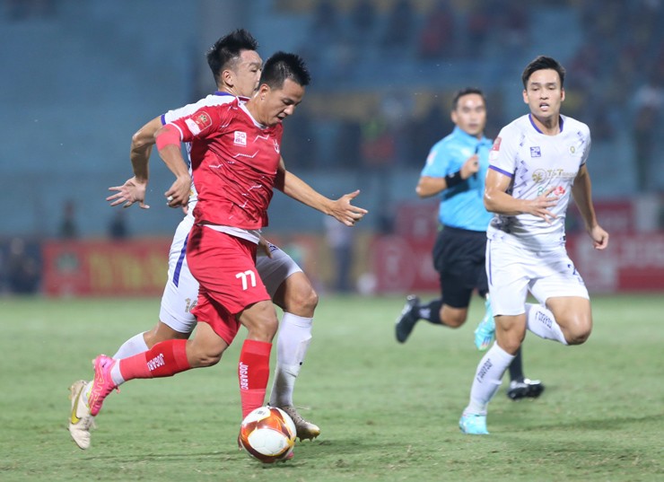 Hữu Sơn (áo đỏ) là người ghi bàn thắng duy nhất cho Hải Phòng tối 2/8