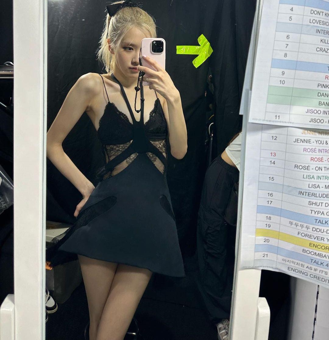 Rosé đăng tải hình ảnh diện váy ngủ ren trong đêm nhạc&nbsp;"Born Pink in Hanoi" tối 30/7 vừa qua.