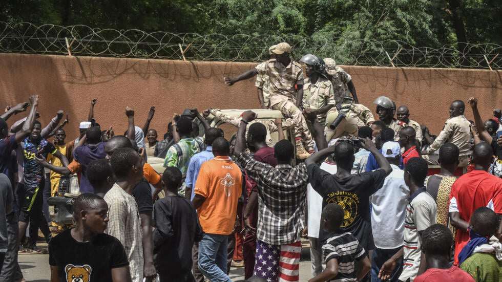 Quân đội Niger tổ chức đảo chính, lật đổ tổng thống dân cử (ảnh: Reuters)