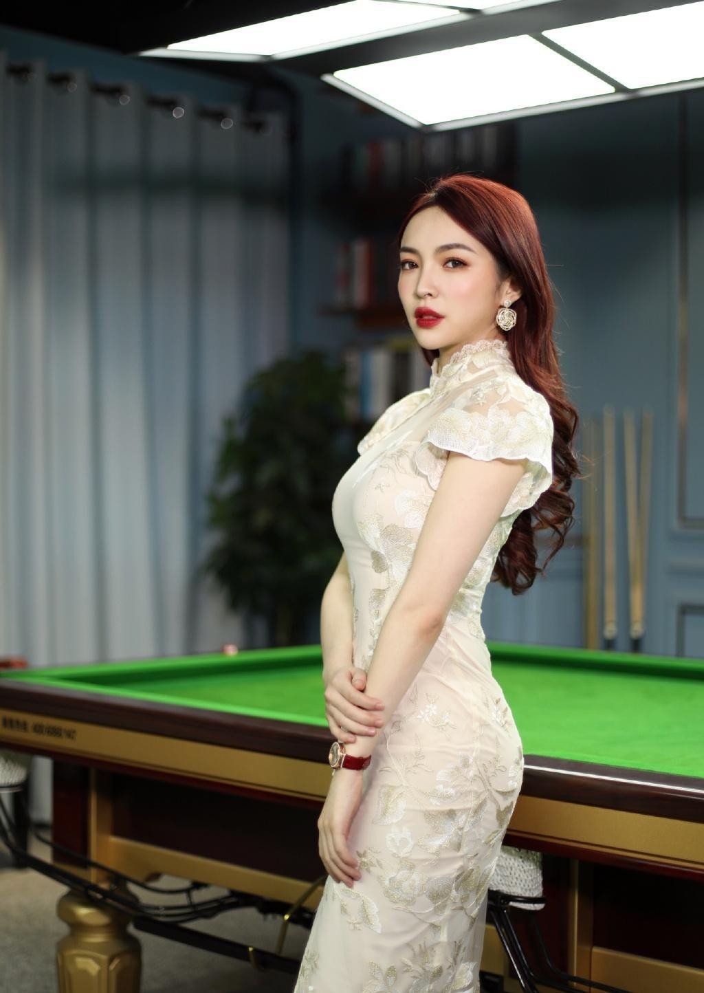 Nữ trọng tài billiards đẹp như minh tinh màn ảnh - 3