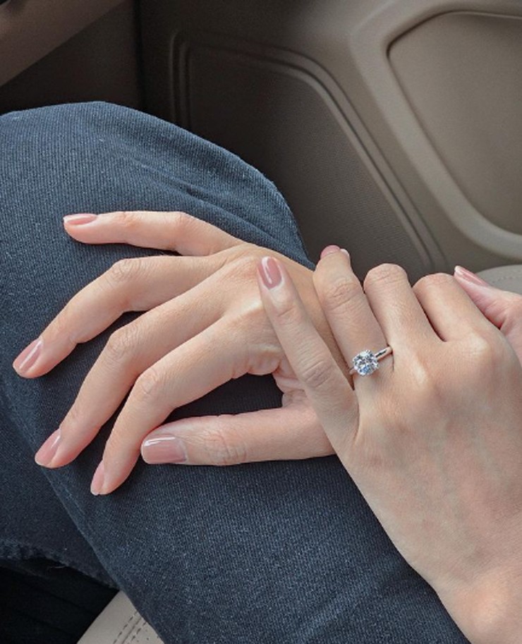 Thanh Hằng khoe&nbsp;tay đeo nhẫn kim cương ở ngón áp út như một cách ngầm xác nhận đã nhận lời cầu hôn từ bạn trai