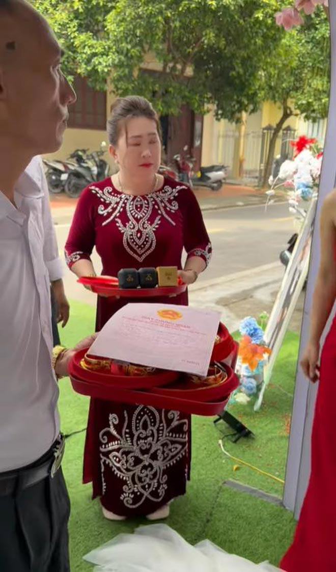 Những món quà được chuẩn bị cho cô dâu, chú rể ngày cưới