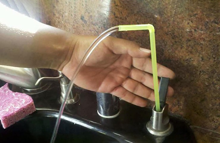 Phải thừa nhận rằng ống hút cung cấp một dòng nước ổn định, chỉ yếu hơn một chút so với vòi.
