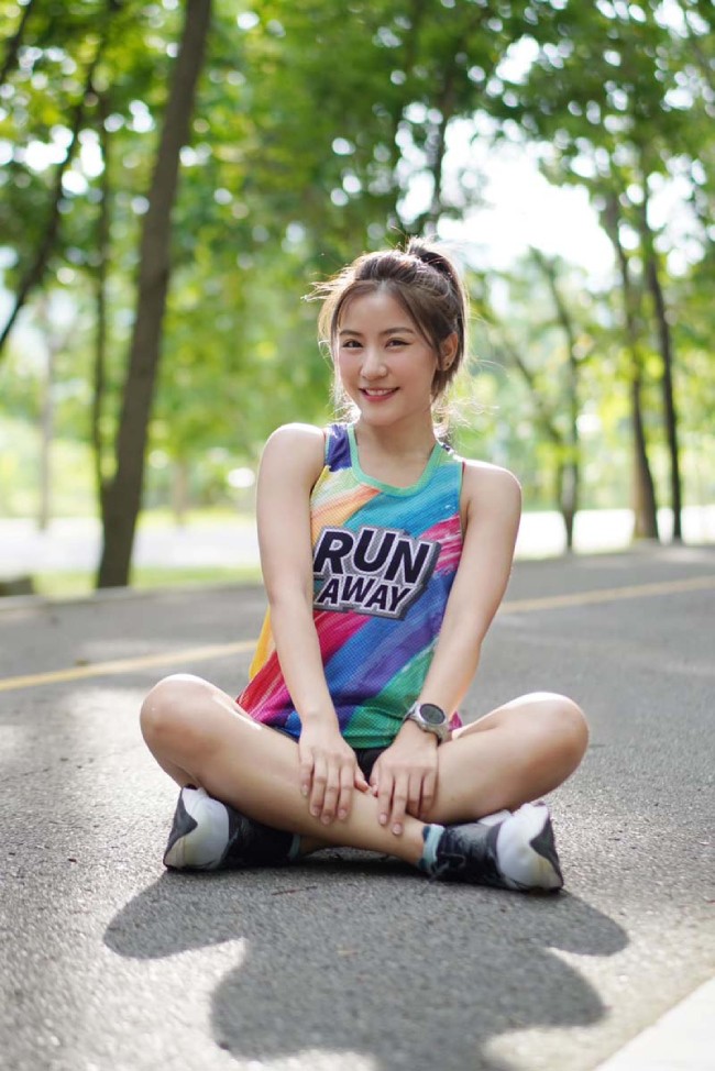 Thanyalak Chompoo là một người đẹp đặc biệt trong team chạy bộ Aurora nổi tiếng của Thái Lan.
