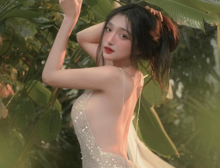Trong khi đó, mặc trang phục gợi cảm được khuyến khích khi chụp bộ hình để an toàn cho người mặc.
