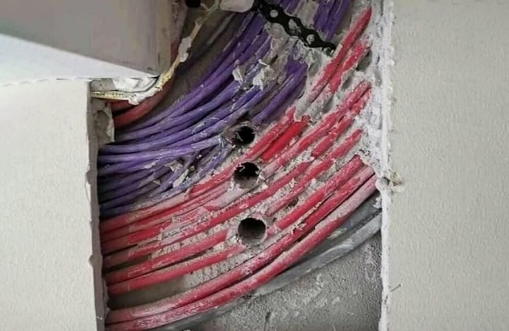 Một người bình luận nói đùa rằng đây là điều xảy ra khi “nhà thầu và thợ điện của bạn không hợp nhau.”
