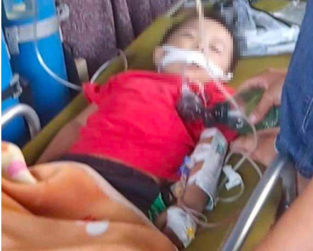 Cháu H. được đưa đi cấp cứu trong tình trạng nguy kịch, bóp bóng thở