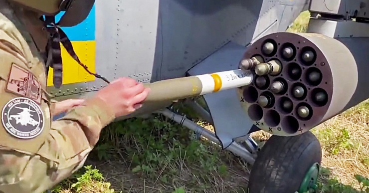 Binh sĩ Ukraine lắp rocket Hydra. Ảnh cắt từ clip