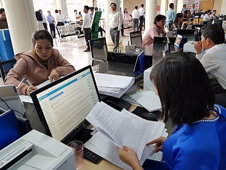 Công chức Trung tâm Hành chính công Bình Thuận giải quyết thủ tục hành chính cho công dân. Ảnh: PN