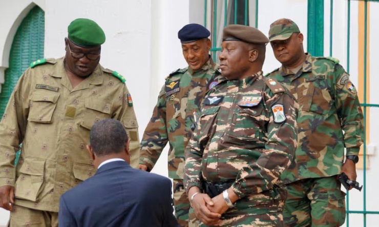 Tướng Abdourahamane Tiani (thứ hai từ phải qua). Ảnh THE GUARDIAN