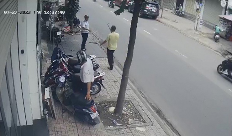 Chủ tiệm hớt tóc cầm cây sắt đuổi cán bộ phường ở Phú Nhuận - 4