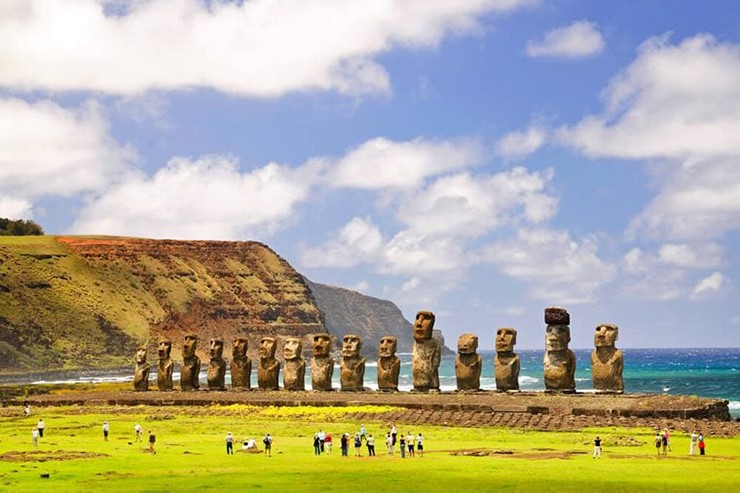 Đảo Phục Sinh, Chile: Được biết đến với hơn một nghìn bức tượng Moai, đảo Phục Sinh rất nổi tiếng, nhưng nó cách xa nền văn minh hiện đại. Những bức tượng được điêu khắc bởi người Rapa Nui từ đá núi lửa từ năm 1250 đến 1500 sau Công nguyên. 3 đỉnh của hòn đảo là Terevaka, Poike và Rano Kau bao phủ bởi một loại dung nham cổ xưa và tạo nên một cảnh quan tuyệt đẹp.
