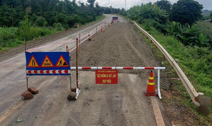 Lực lượng chức năng khắc phục 1 vị trí sạt lở