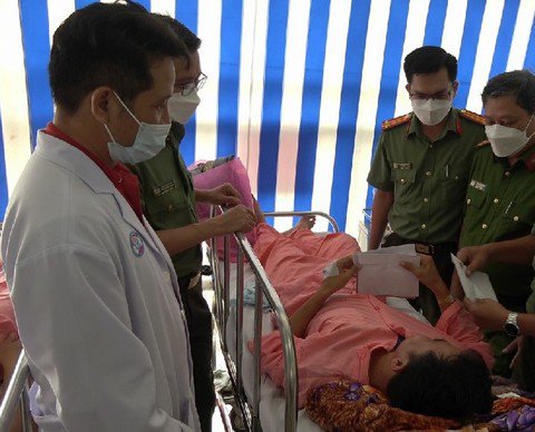 Đại diện lãnh đạo Công an tỉnh Tiền Giang và các phòng nghiệp vụ thăm hỏi, tặng quà Thượng úy Hùng tại Bệnh viện Chợ Rẫy