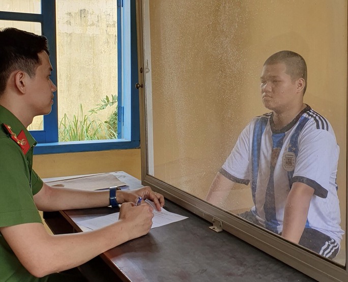 Đối tượng Nguyễn Duy Khánh bị bắt giữ để điều tra về hành vi hiếp dâm người dưới 16 tuổi