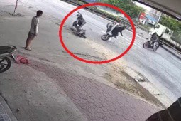 Clip: Vội vài “tích tắc”, nữ tài xế bị xe máy phóng nhanh tông nằm gục