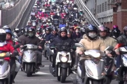 Kinh doanh - Nơi xe máy nhan nhản ngoài đường như Hà Nội, kinh tế giàu "khủng" cỡ nào?