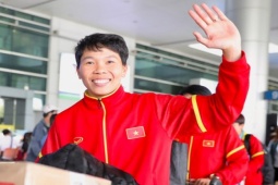 Media - Thủ môn Kim Thanh hạnh phúc trong vòng tay người thân và người hâm mộ