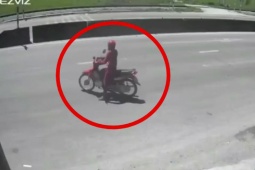 Clip: Xe máy bị kẹt giữa đường tàu, cô gái thoát nạn trong tíc tắc