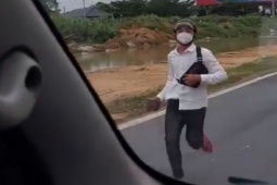 Tin tức trong ngày - Bực xe cấp cứu bật còi ưu tiên và vượt qua, 2 thanh niên chạy theo ném đá cho bõ ghét