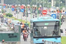 Tin tức trong ngày - Loạt 'lô cốt' gây ám ảnh người tham gia giao thông