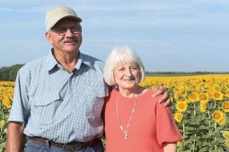 Bạn trẻ - Cuộc sống - Cụ ông trồng tặng vợ 1.2 triệu bông hoa hướng dương khiến giới trẻ ghen tị