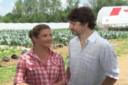 Thế giới - Video: Nụ hôn lạnh nhạt giữa Thủ tướng Canada và vợ gây chú ý sau thông tin ly thân