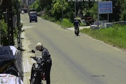 Xe máy - Xe đạp - Clip: Xe máy dừng khẩn cấp nhặt đồ, bị xe tải đâm bay gần chục mét