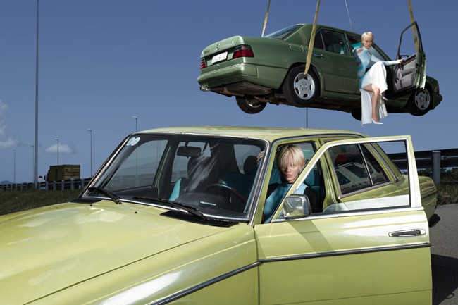 Vẫn lấy cảm hứng từ chất vị lai và đương đại, dự án RENDEZVOUS kể câu chuyện sáng tạo thời trang qua chủ đề “Cuộc hẹn Đa vũ trụ" (The Collision of Universes). 