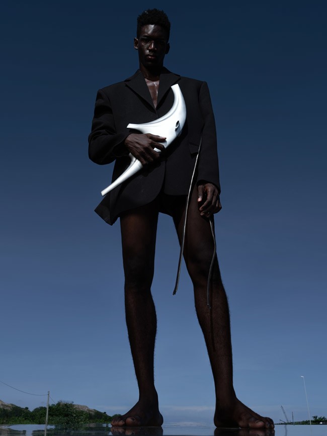 RENDEZVOUS nhấn mạnh vào yếu tố cá thể, mỗi con người là một tiểu vũ trụ với những cảm xúc, trải nghiệm và niềm tin khác nhau. Show diễn ngày 8/8 sắp tới là nơi những “tiểu vũ trụ” thời trang va chạm vào nhau, để cùng khai phá ra những luồng năng lượng mới. 