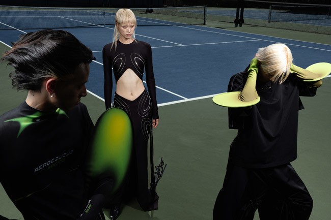 Qua góc nhìn sáng tạo của Cường Đàm, các thiết kế này sẽ trở nên độc đáo hơn bao giờ hết. Mỗi thiết kế được ví như “cuộc gặp gỡ” giữa vẻ tinh túy, xa hoa và gần gũi, giữa những sáng tạo mới lạ và văn hoá đường phố quen thuộc. Chúng được biểu hiện bằng sự thiên biến của những hình học elip, xoay chuyển vô cùng trên trang phục, cùng lúc biến hóa trên những phom dáng cơ bản của thời trang. Chúng còn được thể hiện qua sự đối lập của màu sắc xuyên suốt bộ sưu tập với trắng - đen, xanh neon - cam san hô, mềm mỏng - đậm đặc.