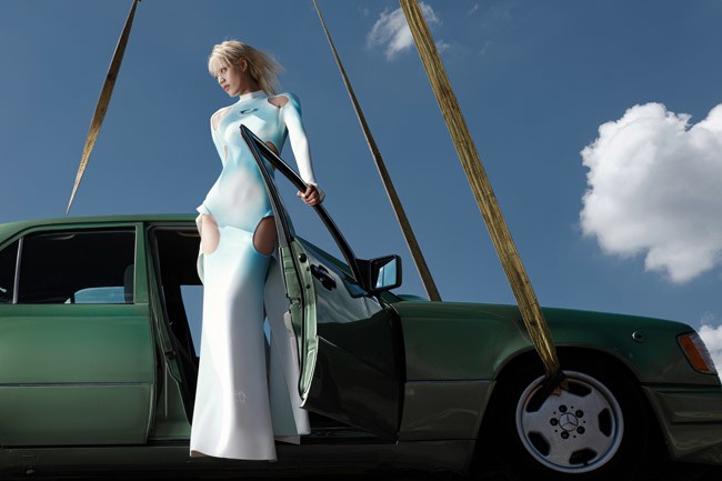 RENDEZVOUS hứa hẹn sẽ đưa thế giới đa chiều vào một hố sâu trong không gian của Nhà Hát Lớn, kiến tạo những tiêu chuẩn mới về một show diễn thời trang với cuộc “đổ bộ” của những vũ trụ đa sắc diện, cùng với đó là cuộc gặp gỡ giữa thời trang và “đa mảng miếng nghệ thuật”.