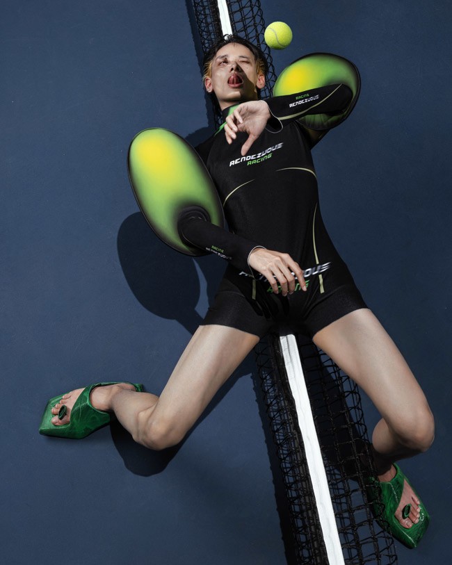  Những chiếc xe hơi bay lượn trên bầu trời, những cuộc chơi kỳ lạ trên sân bóng, hay bữa tiệc - nơi sự gặp gỡ là món chính kết nối tất cả. Sự giao hoan giữa vẻ xa hoa và gần gũi, giữa những tưởng tượng phi thực tế và văn hoá đường phố quen thuộc đã tạo nên một Đa vũ trụ vừa liên kết, vừa đầy rẫy đối lập.