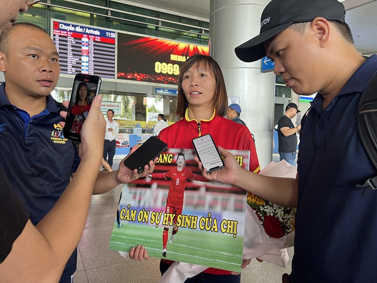 Thuỳ Trang trả lời báo chí ở sân bay Tân Sơn Nhất.