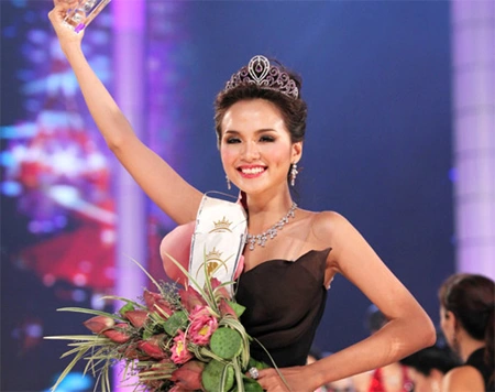 Diễm Hương đăng quang "Hoa hậu Thế giới người Việt" vào năm 2010
